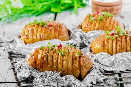 Patatas en papel de aluminio a la parrilla: 8 recetas para un picnic perfecto