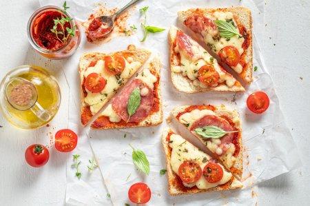Sándwiches calientes de salchicha y queso: 12 recetas para cada día