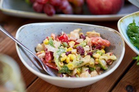 10 ensaladas con pollo ahumado que se preparan fácilmente en un abrir y cerrar de ojos