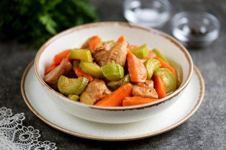Hähnchenfilet mit Gemüse in Sojasauce in der Pfanne – Schritt-für-Schritt-Rezept