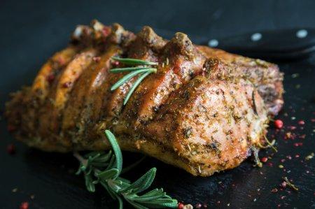 Schweinekarree am Knochen, im Ofen gebacken – ein köstliches Rezept