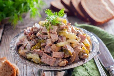 Salat aus Schweinezunge mit eingelegten Gurken – leckeres Schritt-für-Schritt-Rezept