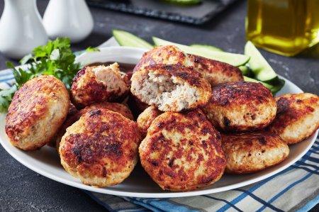 Frikadellen aus Schweinehackfleisch in der Heißluftfritteuse: zart und saftig – Rezept