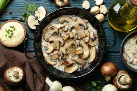 Champignons in Sauerrahm mit Zwiebeln in der Pfanne – Schritt-für-Schritt-Rezept