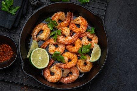 Gebratene Garnelen mit Knoblauch und Sojasauce in der Pfanne