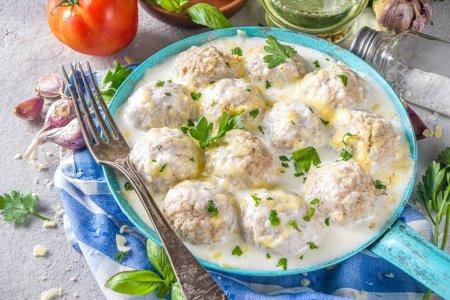 Boulettes de poulet à la crème aigre à la poêle – recette