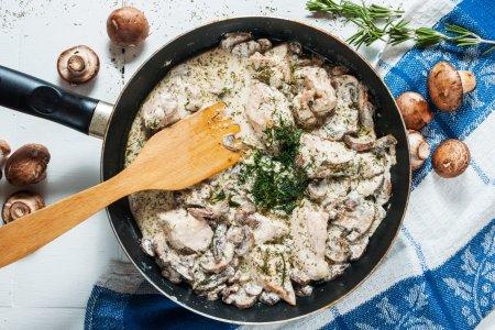 Poulet aux champignons et sauce à la crème aigre à la poêle