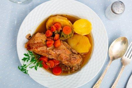 Schweinerippchen mit Kartoffeln im afghanischen Kasan