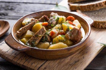 Pommes de terre mijotées à la viande dans un autocuiseur afghan – recette étape par étape