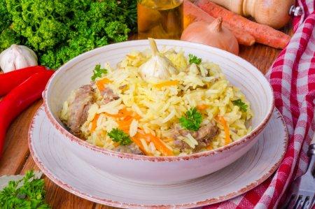 Lockerer Plow mit Schweinefleisch im afghanischen Kasan – ein leckeres Rezept