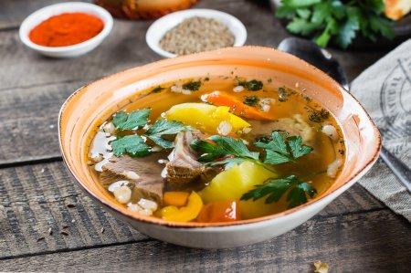 Schurpa mit Rindfleisch und Gemüse im afghanischen Kasan