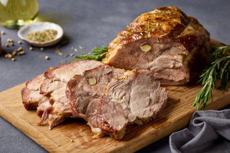 Échine de porc juteuse, cuite au four dans du papier d'aluminium