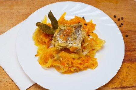 Colin d'Alaska aux carottes et oignons à la poêle – recette étape par étape
