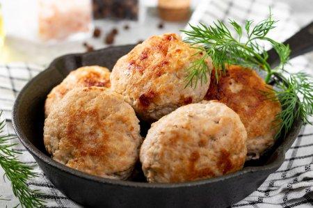 Galettes de poulet aux courgettes à la poêle – recette étape par étape