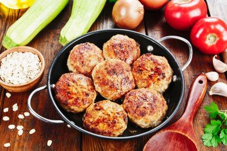 Galettes de poulet aux courgettes au four – recette étape par étape