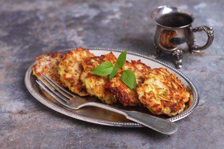Galettes de poulet haché aux courgettes à la poêle – une recette savoureuse