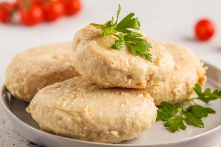 Galettes de poulet saines à la vapeur dans un multicuiseur – recette diététique