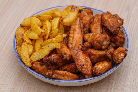 Ailes de poulet et pommes de terre au four – recette étape par étape