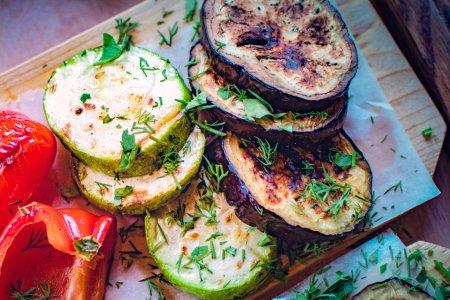 Aubergines et courgettes rôties à la friteuse à air – recette étape par étape