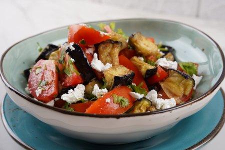 Salade d'aubergines frites, tomates et fromage frais