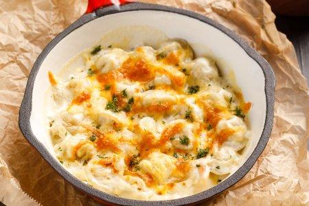 Pelmeni frits à la crème aigre et au fromage à la poêle