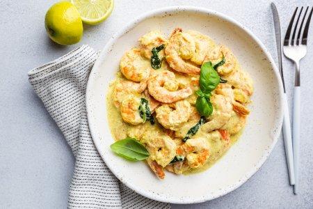 Crevettes à la sauce crémeuse à l'ail dans une poêle