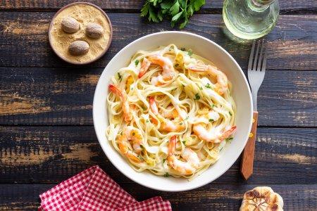 Pâtes aux crevettes et sauce crémeuse à l'ail – une délicieuse recette