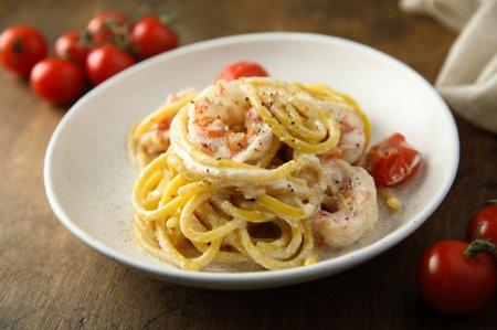 Pâtes aux crevettes et tomates cerises en sauce crémeuse