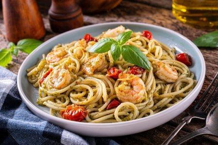 Pâtes aux crevettes et sauce pesto – une délicieuse recette étape par étape