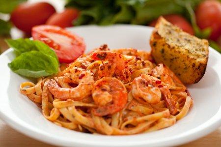 Pâtes aux crevettes et sauce tomate-ail – recette étape par étape