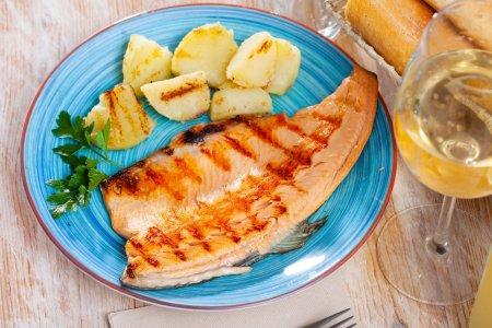 Truite et pommes de terre à l'Airfryer – une excellente recette pour le dîner