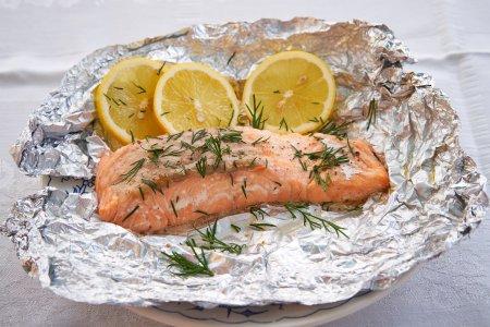 Steaks de truite au citron en papillote au four – recette étape par étape