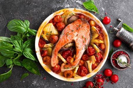 Steaks de truite avec pommes de terre et légumes au four