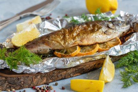 Truite arc-en-ciel entière au four – recette simple étape par étape