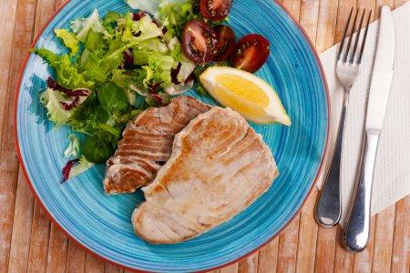 Steaks de thon cuits au four dans du papier d'aluminium – une délicieuse recette