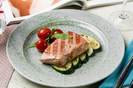 Filet de thon aux légumes au four – une recette simple et délicieuse