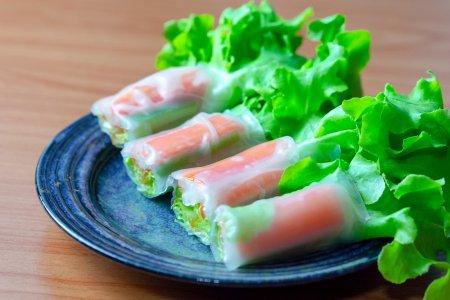 Rouleaux de printemps aux bâtonnets de crabe et concombre
