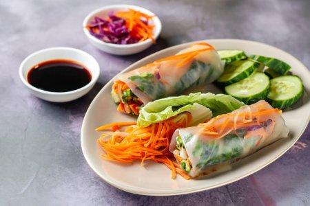 Rouleaux de printemps au poulet fumé – une délicieuse recette étape par étape