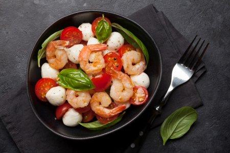 Salade de crevettes, mozzarella et tomates cerises