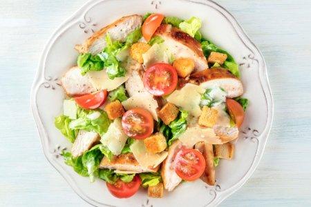 Ensalada rápida con pollo ahumado, tomates y picatostes