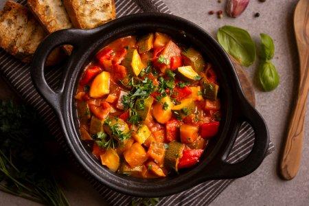 Légumes mijotés dans un chaudron sur le feu – une délicieuse recette étape par étape