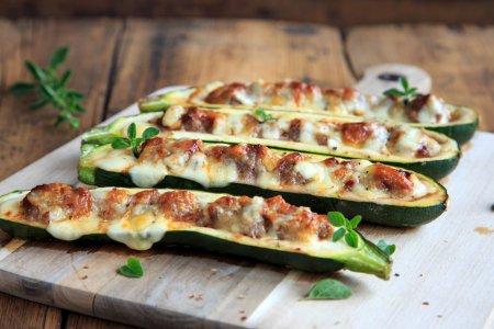 Courgettes farcies au barbecue – une délicieuse recette étape par étape