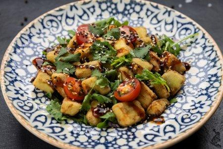 Salade géorgienne aux aubergines croustillantes et tomates