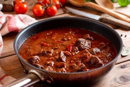 Goulash de bœuf à la sauce tomate à la poêle