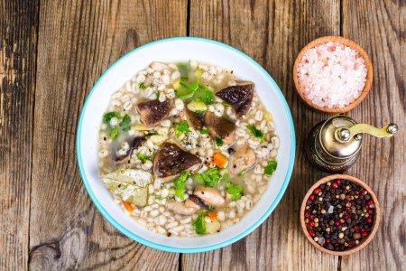Sopa de champiñones secos con cebada perlada – receta paso a paso