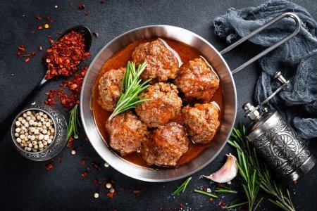 Sauce classique à la pâte de tomate et à la farine pour boulettes de viande