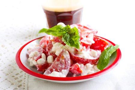 Salat mit Tomaten, Hüttenkäse und Pesto – Schritt-für-Schritt-Rezept