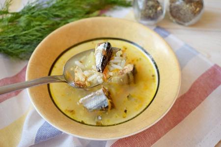 Sopa de pescado de saury enlatado: 10 recetas sencillas
