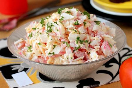 Ensalada de surimi y tomate: 15 deliciosas recetas
