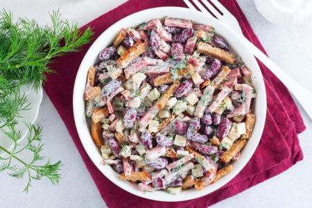 20 ensaladas con salchicha ahumada que adornarán cualquier mesa